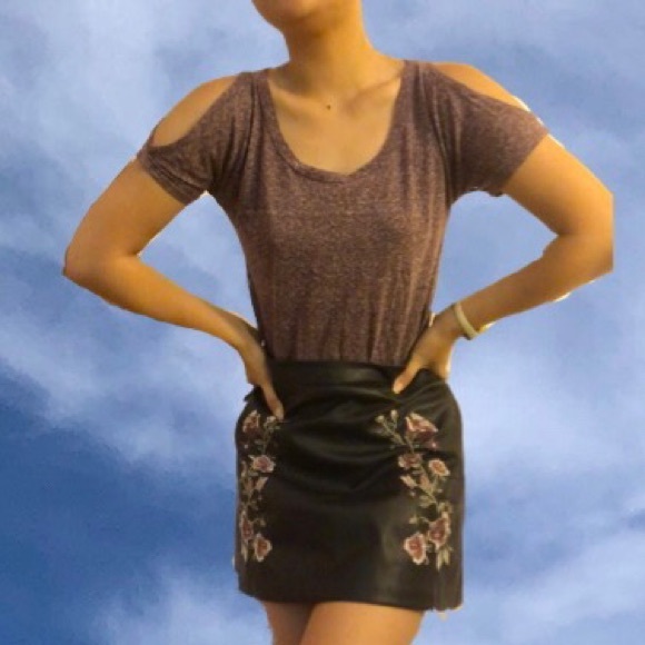 cute top with shoulder cut outs - Picture 1 of 3